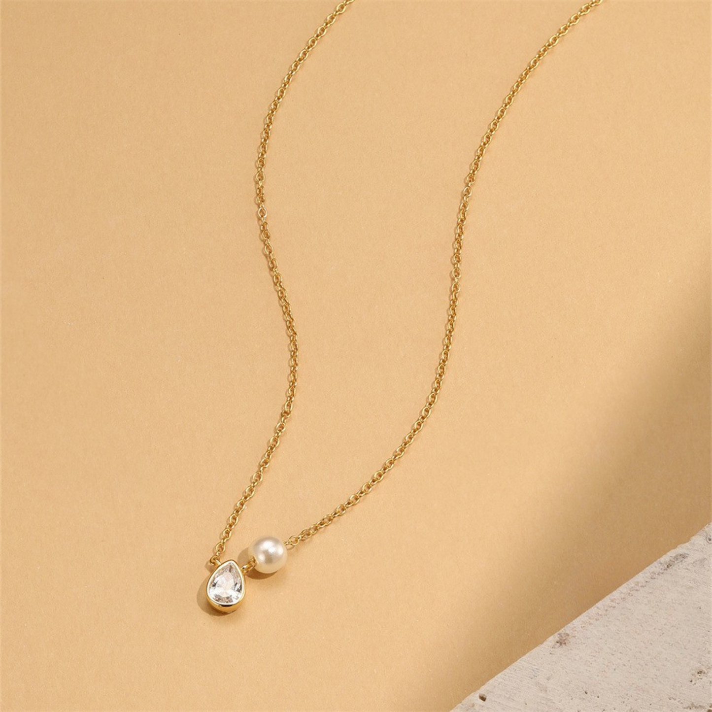 Collana con Punto Luce a Goccia e Perla