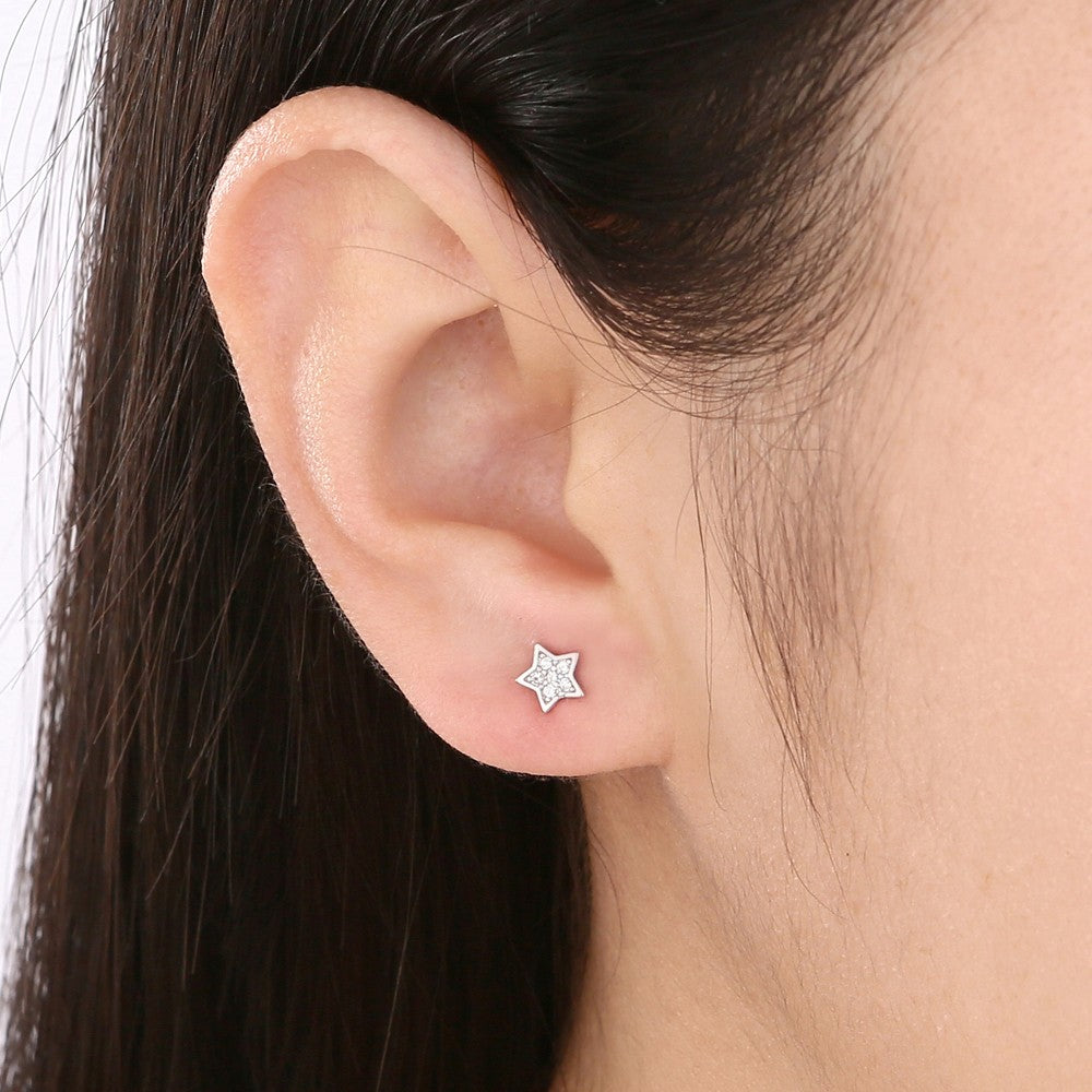 Single star earring with zirconia