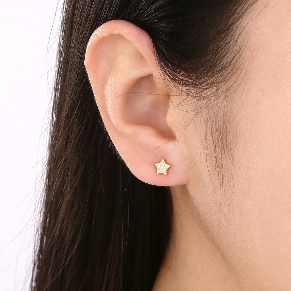 Single star earring with zirconia