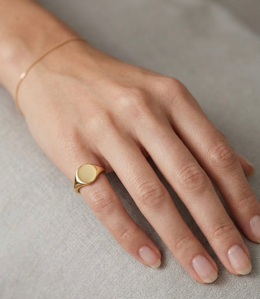 Anello chevalier round “Sveva”