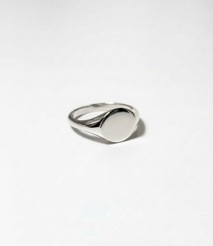 Anello chevalier round “Sveva”